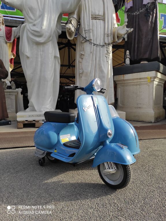 5335262  vespa azzurra gioco per bimbi